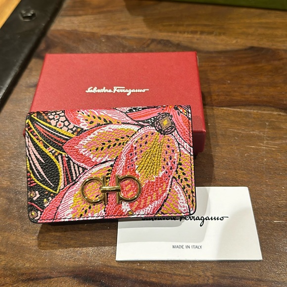 NWT Ferragamo flower pink/black card holder - Picture 1 of 5